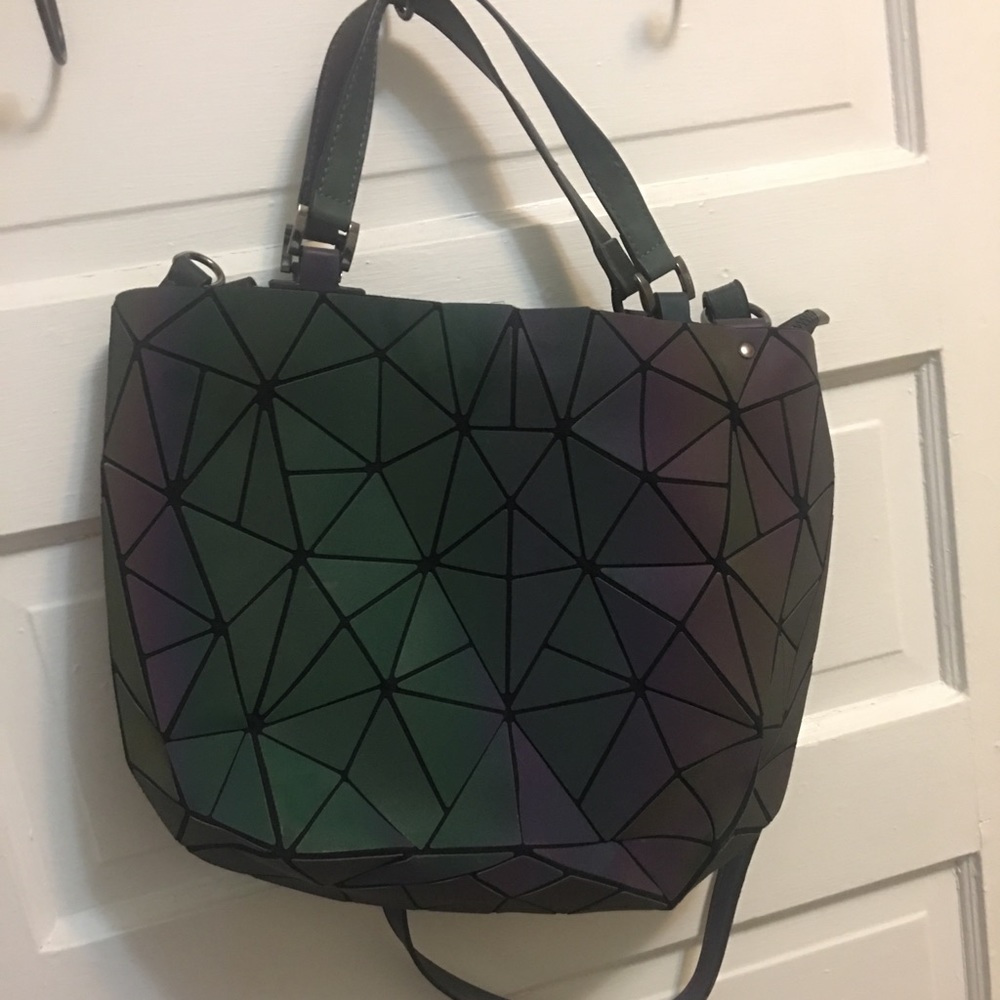 Color changing geometric bag